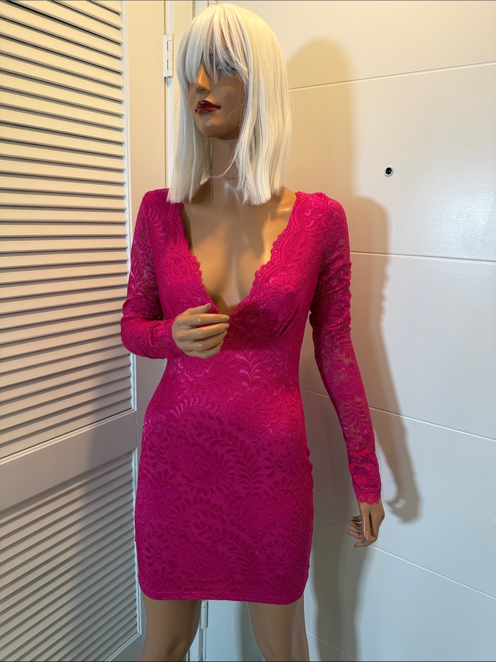 Beginning Boutique size 6 Long Sleeve Fuchsia Lace V-Neck Bodycon Dress